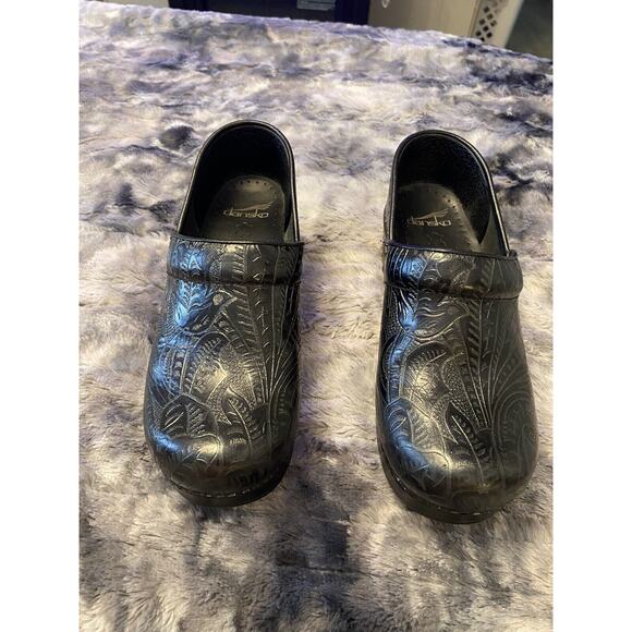 Dansko Black Leather Tooled Embossed Stapled Professional Clogs Women’s Size 39 - Picture 1 of 11
